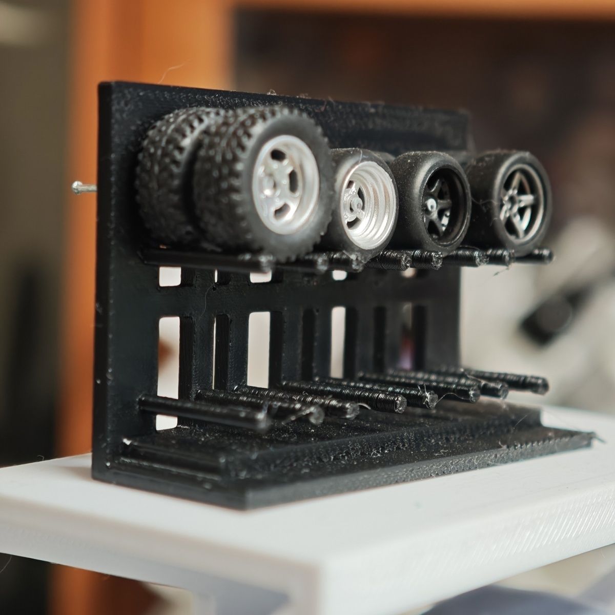 3D Printed Plastic Tyre Displa - 3D Printing Table avaliação e preço